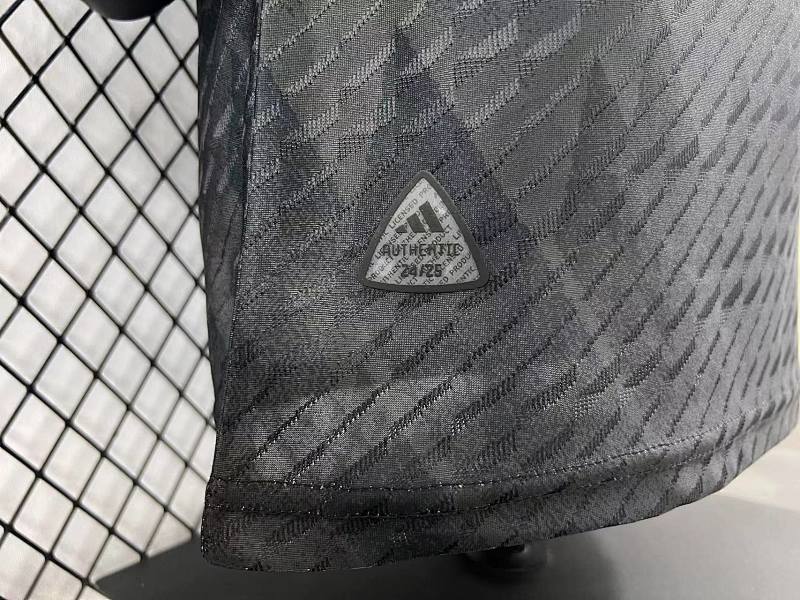 Real Madrid Edición Especial Diseño 4 Versión Jugador 2024/25 (Gris) 6