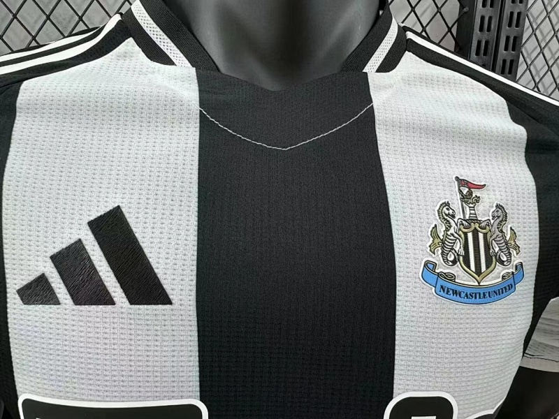 Newcastle United Local Versión Jugador 2024/25 (Blanca) 7