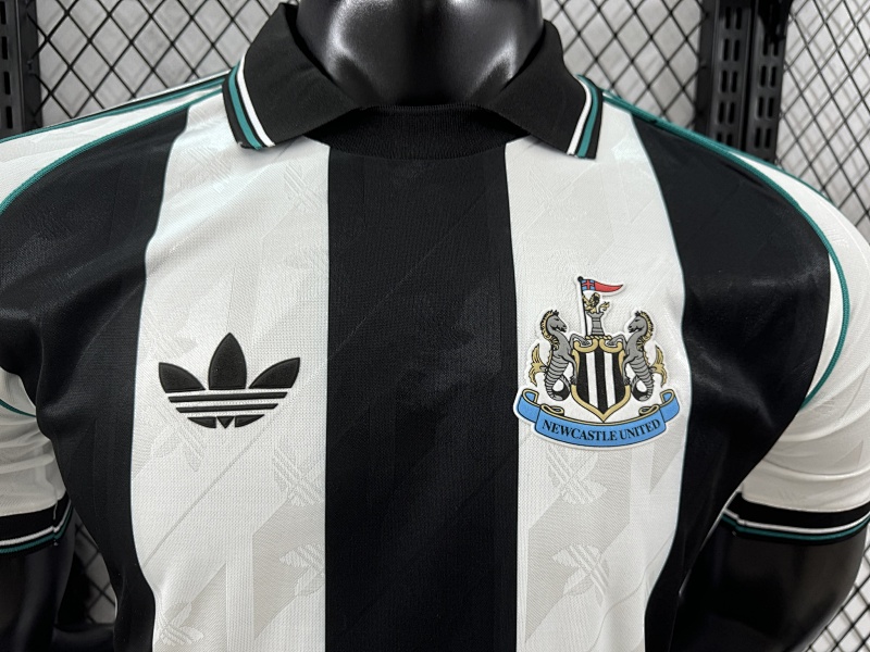 Newcastle United Retro Local 2024/25 (Blanca) 3