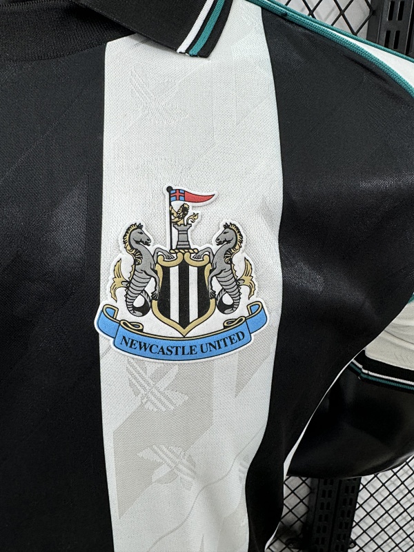 Newcastle United Retro Local 2024/25 (Blanca) 5