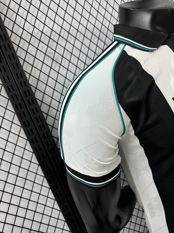 Newcastle United Retro Local 2024/25 (Blanca) 8