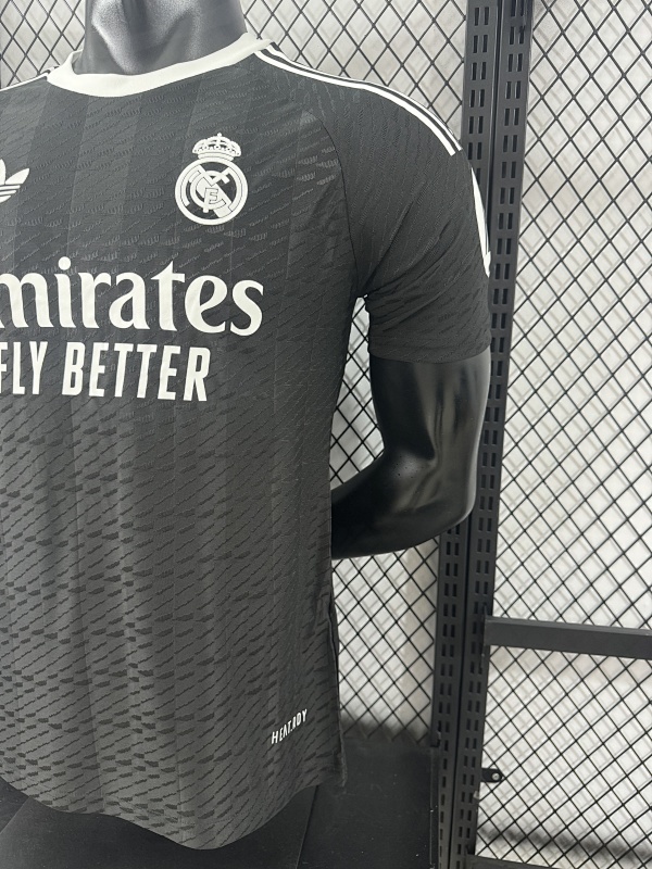 Real Madrid Portero Versión Jugador 2025/26 (Negra) 7