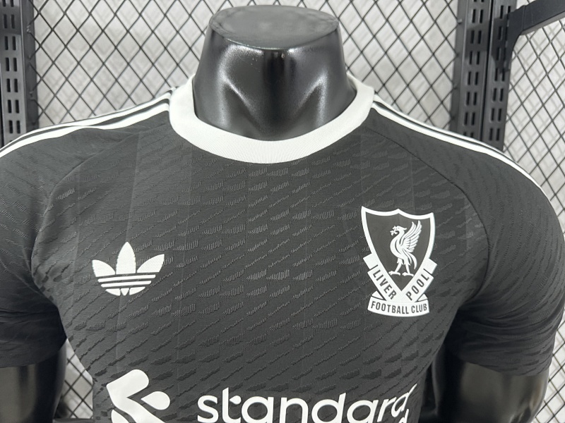 Liverpool Portero Versión Jugador 2024/25 (Negra) 3