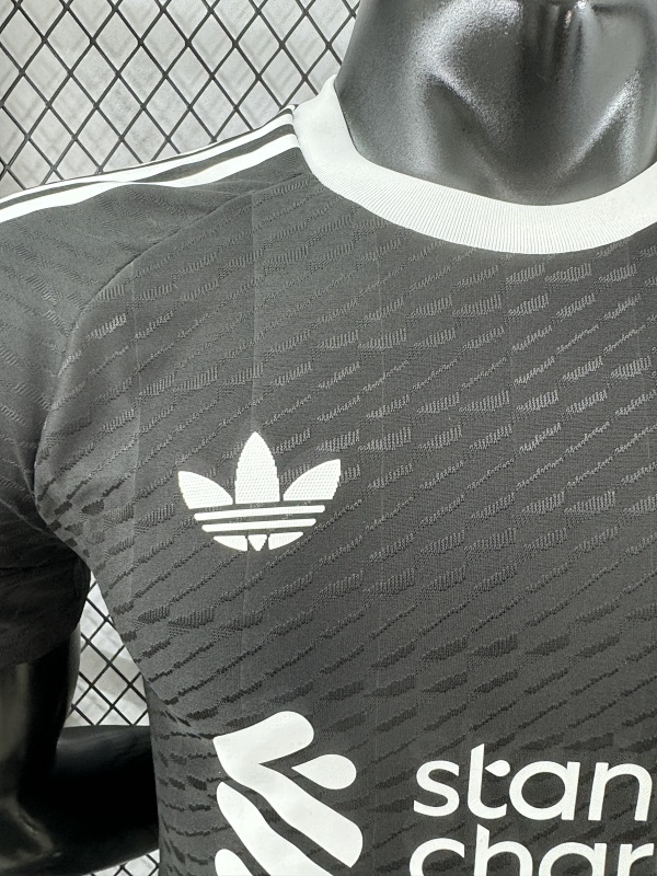 Liverpool Portero Versión Jugador 2024/25 (Negra) 4