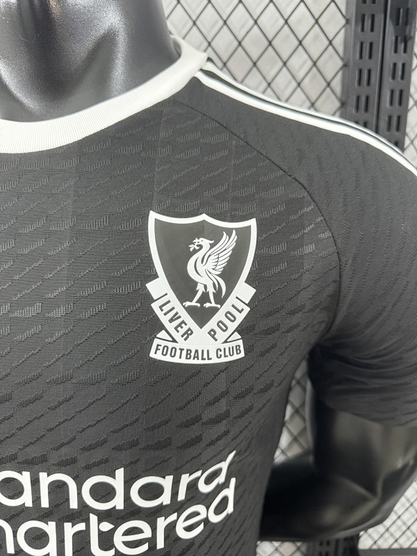 Liverpool Portero Versión Jugador 2024/25 (Negra) 5
