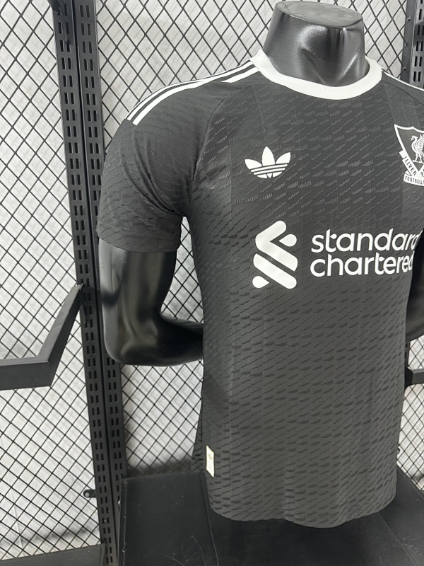 Liverpool Portero Versión Jugador 2024/25 (Negra) 6