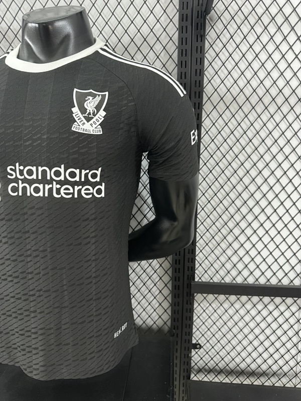 Liverpool Portero Versión Jugador 2024/25 (Negra) 7