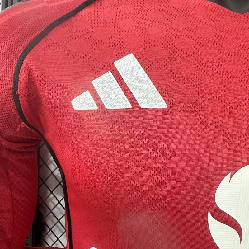 Manchester United Local Versión Jugador 2025/26 (Roja, Manga Larga) 4