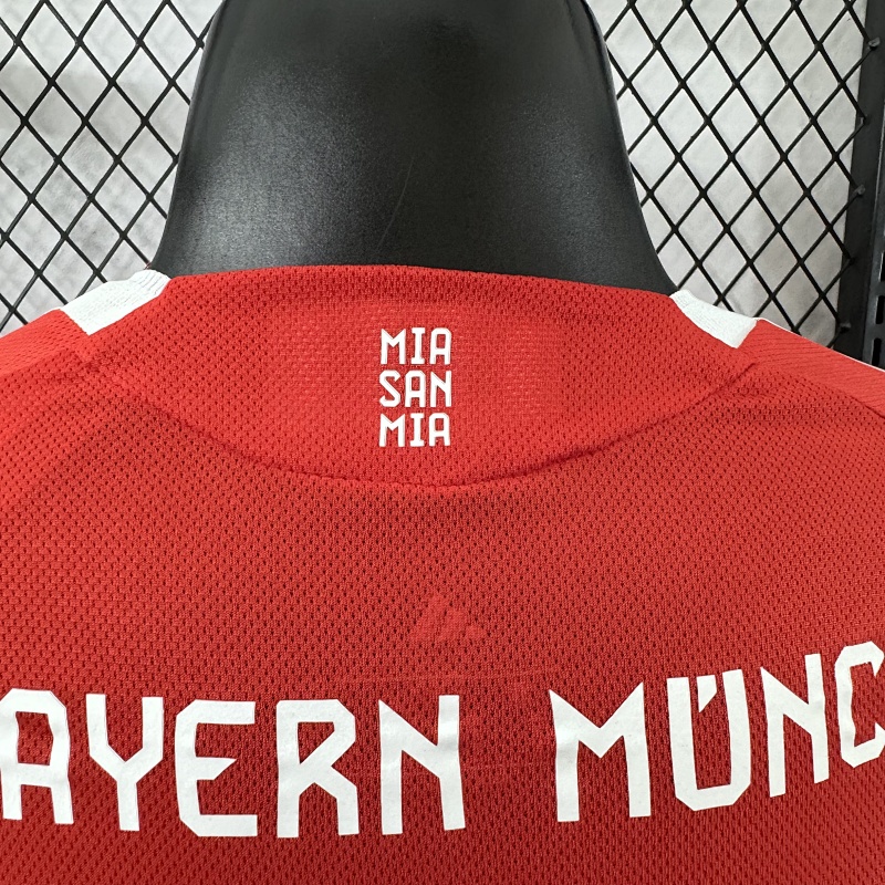 Bayern Munich Local Versión Jugador 2025/26 (Roja, Manga Larga) 9