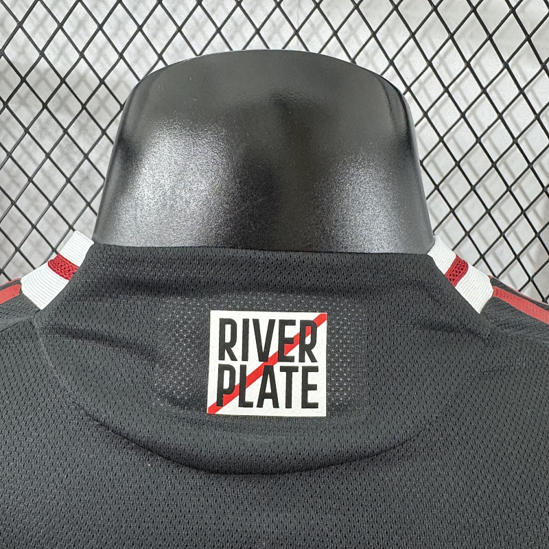 River Plate Visitante Versión Jugador 2025/26 (Negra, Manga Larga) 10