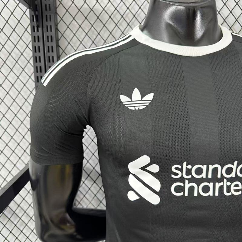 Liverpool Portero Versión Jugador 2025/26 (Negra) 4