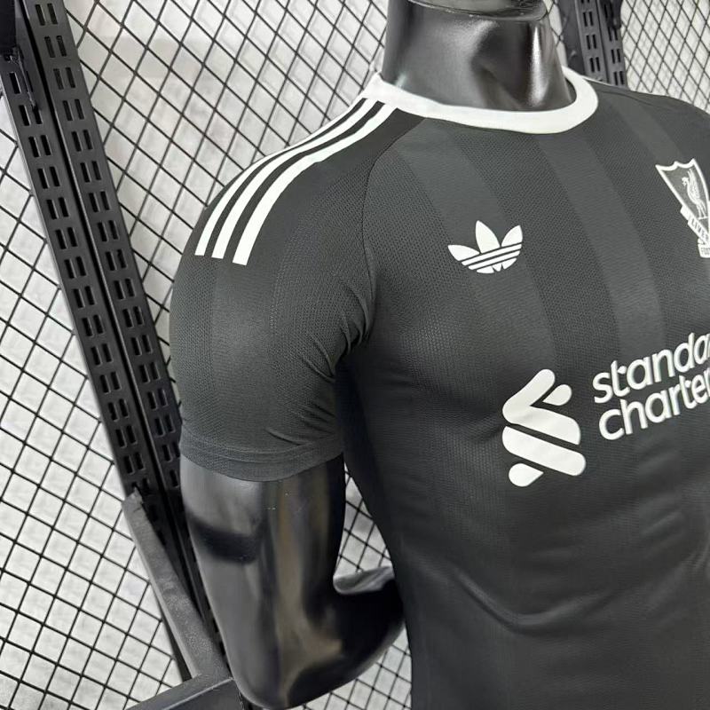Liverpool Portero Versión Jugador 2025/26 (Negra) 6