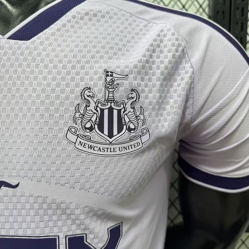Newcastle United Tercera Versión Jugador 2026/27 (Lila) 8