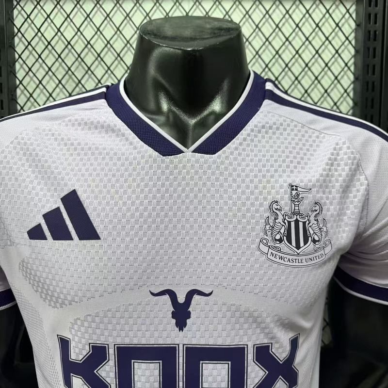 Newcastle United Tercera Versión Jugador 2026/27 (Lila) 10